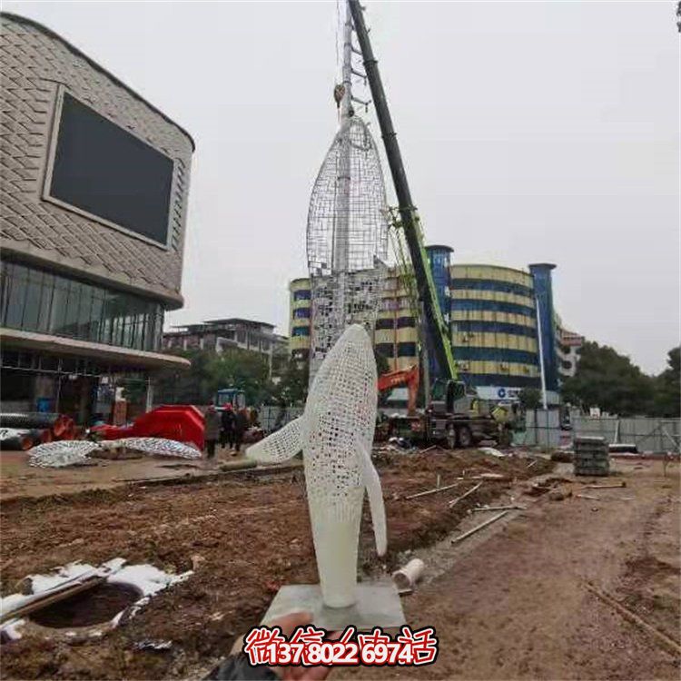 不銹鋼創(chuàng)意鏤空鯨魚雕塑，點(diǎn)綴園林景觀