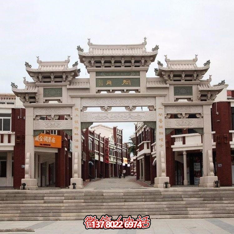 精美中式三門牌坊，裝飾大理街道
